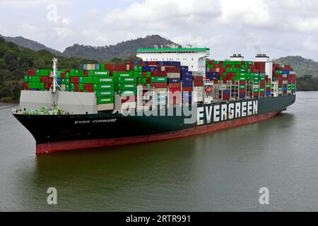 Evergreen Container Ship „Ever Forward“ wird auf dem Weg vom Gatun Lake gesehen, während er von Osten nach Westen auf dem Panamakanalsystem fährt. Stockfoto