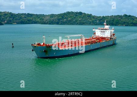 Der Tanker „PTI Nile“ für Chemikalien und Ölprodukte durchquert den Gatun Lake auf seiner Reise von Ost nach West über den Panamakanal. Stockfoto