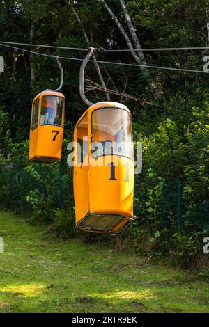 Zwei gelbe Seilbahnkabinen mit Nummern. Svetlogorsk, Kaliningrad Oblast, Russland Stockfoto