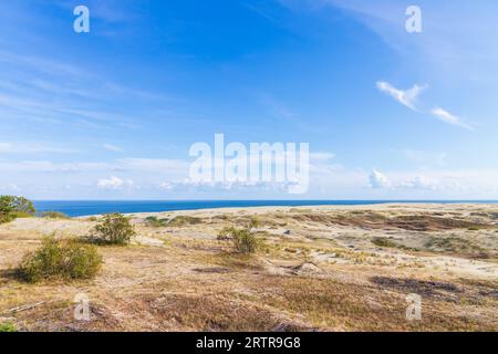 Kurische Nehrung, Naturlandschaftsfoto. Die Küstendünen liegen an einem sonnigen Sommertag unter blauem bewölktem Himmel, Kaliningrad Oblast, Russland Stockfoto