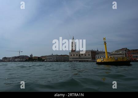 Venedig, Italien. September 2023. Die Marciana Library (l-r), die St. Der Markenturm (Campanile), die Piazzetta, der Dogenpalast (Palazzo Ducale) und das ehemalige Gefängnis mit Bleikammern sind Touristenmagnete in der Lagunenstadt Venedig. Quelle: Stefanie Rex/dpa/Alamy Live News Stockfoto