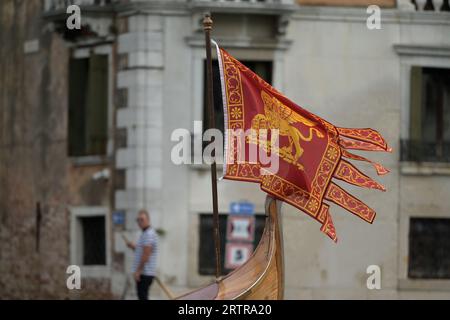 Venedig, Italien. September 2023. Die Flagge der Republik Venedig ist an einer Gondel in der Lagunenstadt Venedig befestigt. Quelle: Stefanie Rex/dpa/Alamy Live News Stockfoto