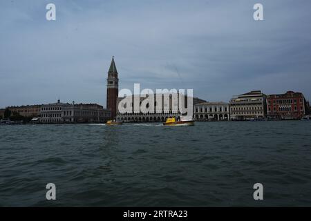 Venedig, Italien. September 2023. Die Marciana Library (l-r), die St. Der Markenturm (Campanile), die Piazzetta, der Dogenpalast (Palazzo Ducale) und das ehemalige Gefängnis mit Bleikammern sind Touristenmagnete in der Lagunenstadt Venedig. Quelle: Stefanie Rex/dpa/Alamy Live News Stockfoto