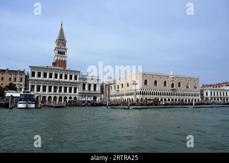 Venedig, Italien. September 2023. Die Marciana Library (l-r), die St. Der Markenturm (Campanile), die Piazzetta, der Dogenpalast (Palazzo Ducale) und das ehemalige Gefängnis mit Bleikammern sind Touristenmagnete in der Lagunenstadt Venedig. Quelle: Stefanie Rex/dpa/Alamy Live News Stockfoto
