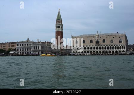 Venedig, Italien. September 2023. Die Marciana Library (l-r), die St. Markenturm (Campanile), Piazzetta und Dogenpalast (Palazzo Ducale) sind Touristenmagnete in der Lagunenstadt Venedig. Quelle: Stefanie Rex/dpa/Alamy Live News Stockfoto