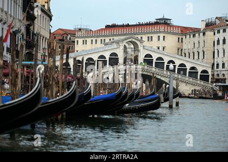 Venedig, Italien. September 2023. Gondeln befinden sich vor der Rialto-Brücke (italienisch: Ponte di Rialto) in der Lagunenstadt Venedig. Quelle: Stefanie Rex/dpa/Alamy Live News Stockfoto