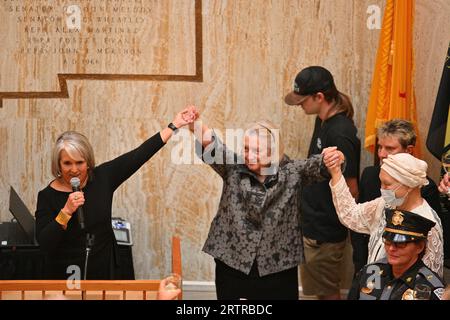 Santa Fe, Usa. September 2023. Michelle Lujan Grisham (D-NM), links, und Barbara Richardson, Mitte, Witwe des ehemaligen Gouverneurs von New Mexico Bill Richardson und seiner Schwester Vesta Richardson, rechts, heben Sie gemeinsam die Hände, während Lujan Grisham am am 14. September 2023 in Santa Fe, New Mexico, einen Anstoß zu Ehren des ehemaligen Gouverneurs in der Rotunde im New Mexico State Capitol gibt. Richardson, der als 30. Gouverneur von New Mexico diente, starb am 1. September 2023. (Foto: Sam Wasson/SIPA USA) Credit: SIPA USA/Alamy Live News Stockfoto