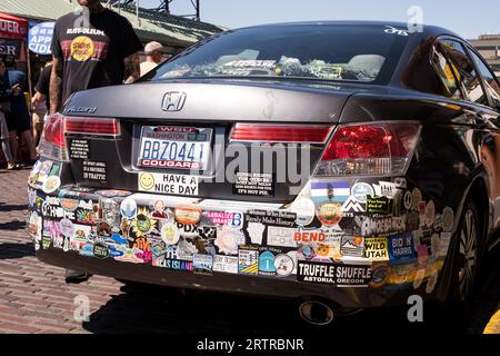 Seattle, USA. 31. Juli 2023. Stoßfängeraufkleber an einem Auto. Stockfoto