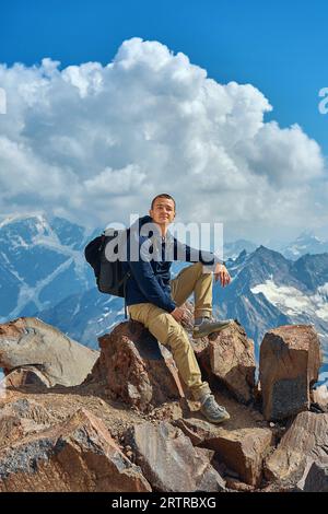 Mann auf schneebedeckten Bergen Stockfoto