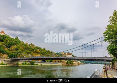 Passau, Deutschland - 21. Juli 2023: Panoramaaussicht Schloss Veste Oberhaus an der Donau. Antike Festung in Passau, Niederbayern, Deutschland Stockfoto