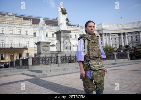 Kiew, Ukraine. September 2023. Eine Frau demonstriert bei einer Präsentation in Kiew eine speziell entwickelte anatomische Körperrüstung für Armeefrauen. Nach den Zahlen der Gruppe dienen 42.000 Frauen in der ukrainischen Armee, 5.000 von denen in der Armee sind an vorderster Front und sie benötigen speziell entwickelte Armeegetriebe. Quelle: SOPA Images Limited/Alamy Live News Stockfoto