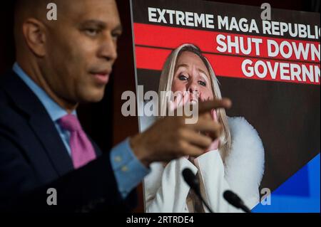 Washington, Vereinigte Staaten. September 2023. Hakeem Jeffries (Demokrat von New York) hält sein wöchentliches Pressebriefing im US-Kapitol in Washington, DC, am Donnerstag, den 14. September 2023 ab. Kredit: Rod Lamkey/CNP/dpa/Alamy Live News Stockfoto