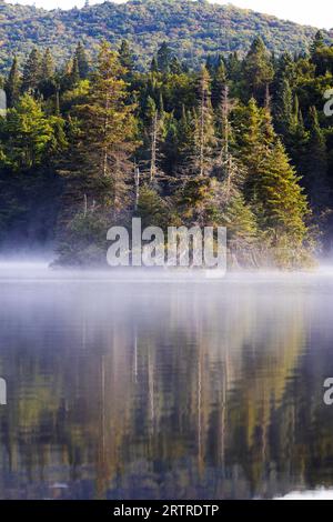 Früher Herbstmorgen im Mont Tremblant Nationalpark, Kanada. Stockfoto