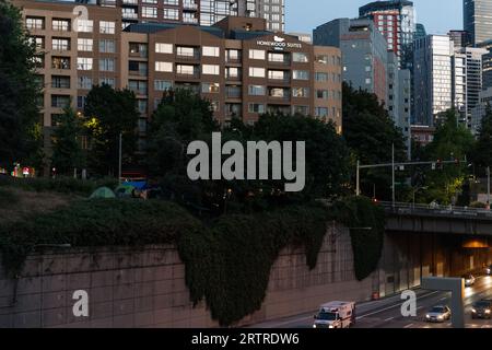 Seattle, USA. 31. Juli 2023. Ein Lager über I5 bei einem Hotel in der Innenstadt. Stockfoto