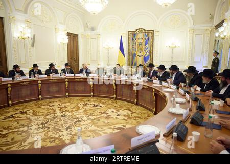 Kiew, Ukraine. September 2023. Der ukrainische Präsident Wolodymyr Zelenskyj, Zentrum, hält während eines Treffens mit Vertretern des jüdischen Klerus im Mariinskyi-Palast am 14. September 2023 in Kiew, Ukraine, Bemerkungen. Kredit: Ukrainischer Ratsvorsitz/Ukrainisches Pressebüro/Alamy Live News Stockfoto