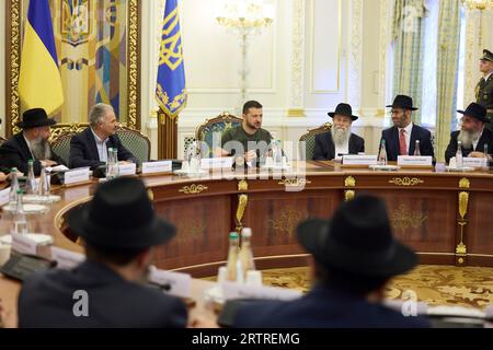 Kiew, Ukraine. September 2023. Der ukrainische Präsident Wolodymyr Zelenskyj, Zentrum, hält während eines Treffens mit Vertretern des jüdischen Klerus im Mariinskyi-Palast am 14. September 2023 in Kiew, Ukraine, Bemerkungen. Kredit: Ukrainischer Ratsvorsitz/Ukrainisches Pressebüro/Alamy Live News Stockfoto