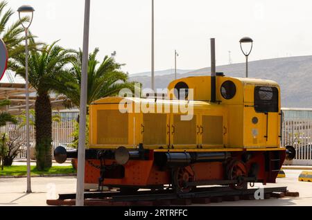 ALMERIA, SPANIEN - 26. MAI 2023 Alte Deutz-Lokomotive in einer Küstenstadt im Hafen an der Levante-Pier und der Rambla-Mündung Stockfoto