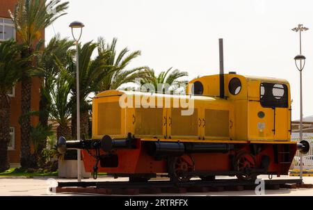 ALMERIA, SPANIEN - 26. MAI 2023 Alte Deutz-Lokomotive in einer Küstenstadt im Hafen an der Levante-Pier und der Rambla-Mündung Stockfoto