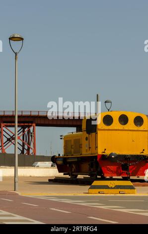 ALMERIA, SPANIEN - 26. MAI 2023 Alte Deutz-Lokomotive in einer Küstenstadt im Hafen an der Levante-Pier und der Rambla-Mündung Stockfoto