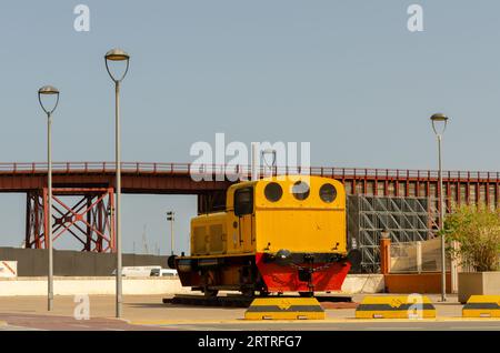 ALMERIA, SPANIEN - 26. MAI 2023 Alte Deutz-Lokomotive in einer Küstenstadt im Hafen an der Levante-Pier und der Rambla-Mündung Stockfoto