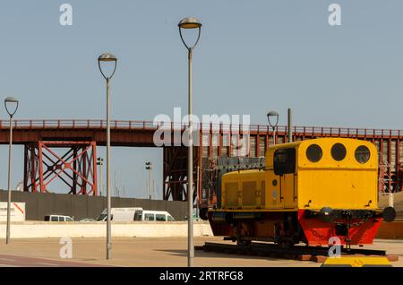 ALMERIA, SPANIEN - 26. MAI 2023 Alte Deutz-Lokomotive in einer Küstenstadt im Hafen an der Levante-Pier und der Rambla-Mündung Stockfoto