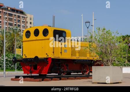 ALMERIA, SPANIEN - 26. MAI 2023 Alte Deutz-Lokomotive in einer Küstenstadt im Hafen an der Levante-Pier und der Rambla-Mündung Stockfoto