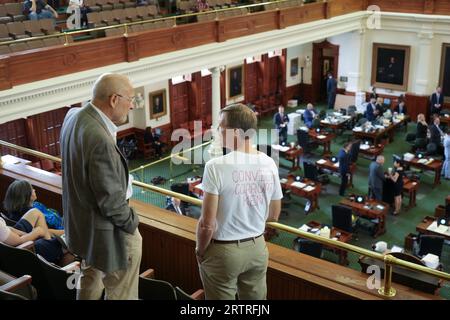 Austin, TX, USA. September 2023. Zwei Zuschauer diskutieren den Paxton-Prozess während einer Nachmittagspause am 8. Tag im Amtsenthebungsverfahren von Texas Attorney General Ken Paxton im Senat von Texas am 14. September 2023. (Bild: © Bob Daemmrich/ZUMA Press Wire) NUR REDAKTIONELLE VERWENDUNG! Nicht für kommerzielle ZWECKE! Stockfoto