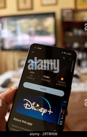 Madrid, Spanien: 09 12 2023: Hand hält ein Smartphone mit der Disney+-Anwendung Stockfoto