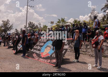 Chilpancingo, Guerrero, Mexiko. September 2023. Normalisten der Federation of Socialist Peasant Students of Mexico veranstalten eine Kundgebung außerhalb der 35. Militärzone in Chilpancingo Guerrero zum 9. Jahrestag des Verschwindens ihrer 43 Klassenkameraden im Jahr 2014 (Credit Image: © David Juarez/ZUMA Press Wire) NUR REDAKTIONELLE VERWENDUNG! Nicht für kommerzielle ZWECKE! Stockfoto