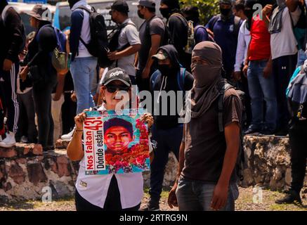 Chilpancingo, Guerrero, Mexiko. September 2023. Eine Frau, die die Normalistas begleitet, trägt das Gesicht eines der in der Nacht von Iguala 2014 inhaftierten und verschwundenen Jugendlichen (Bild: © David Juarez/ZUMA Press Wire) NUR REDAKTIONELLE VERWENDUNG! Nicht für kommerzielle ZWECKE! Stockfoto