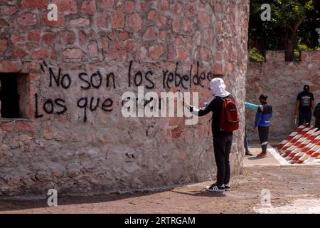 Chilpancingo, Guerrero, Mexiko. September 2023. Ein normaler Student aus Ayotzinapa macht ein Protestgemälde an einer Wand der 35. Militärzone der mexikanischen Armee, der beschuldigt wurde, in der Nacht von Iguala 2014 gewesen zu sein, in der 43 junge normale Studenten verhaftet und verschwunden waren. (Bild: © David Juarez/ZUMA Press Wire) NUR REDAKTIONELLE VERWENDUNG! Nicht für kommerzielle ZWECKE! Stockfoto