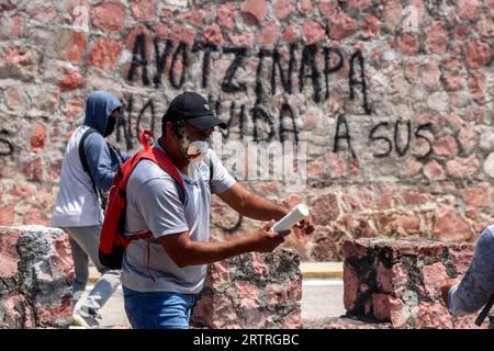 Chilpancingo, Guerrero, Mexiko. September 2023. Ein Normalista zündet einen Feuerwerkskörper an, den er am Ende der politischen Kundgebung für den Tag des Kampfes 9 Jahre nach dem Verschwinden der Normalistas in Iguala 2014 in die 35. Militärzone werfen wird (Credit Image: © David Juarez/ZUMA Press Wire) NUR REDAKTIONELLE VERWENDUNG! Nicht für kommerzielle ZWECKE! Stockfoto