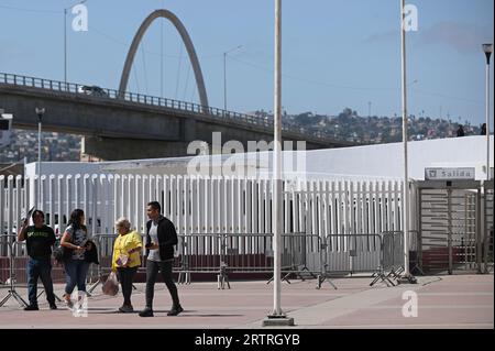 Tijuana, Baja California, Mexiko. September 2023. Der Grenzübergang Chaparral-PedWest ist am Donnerstag, den 14. September 2023, wieder geschlossen. Die PED West Crosswalk-Operationen werden vorübergehend ausgesetzt, damit die CBP-Offiziere die Einrichtungen nutzen können, um der Grenzpatrouille bei der Bearbeitung der großen Zahl von Flüchtlingen in den letzten Tagen in der Region Tijuana-San Diego zu helfen. Das Ziel ist es, so bald wie möglich wieder normal zu werden. Während der vorübergehenden Sperrung versprach die CBP, so viele Fahrspuren wie möglich an den Fußgängerübergängen PedEast San Ysidro und Otay Mesa offen zu halten, um die Reisenden zu bearbeiten, die Nor sind Stockfoto