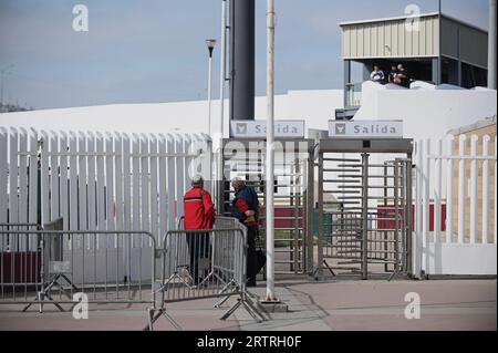 Tijuana, Baja California, Mexiko. September 2023. Der Grenzübergang Chaparral-PedWest ist am Donnerstag, den 14. September 2023, wieder geschlossen. Die PED West Crosswalk-Operationen werden vorübergehend ausgesetzt, damit die CBP-Offiziere die Einrichtungen nutzen können, um der Grenzpatrouille bei der Bearbeitung der großen Zahl von Flüchtlingen in den letzten Tagen in der Region Tijuana-San Diego zu helfen. Das Ziel ist es, so bald wie möglich wieder normal zu werden. Während der vorübergehenden Sperrung versprach die CBP, so viele Fahrspuren wie möglich an den Fußgängerübergängen PedEast San Ysidro und Otay Mesa offen zu halten, um die Reisenden zu bearbeiten, die Nor sind Stockfoto