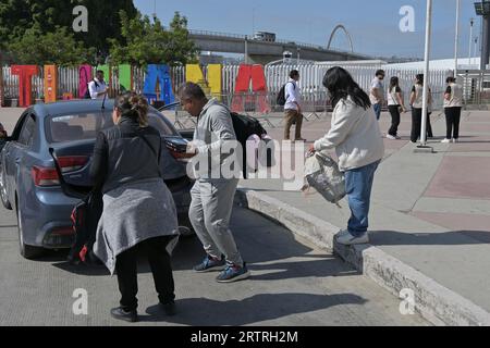 Tijuana, Baja California, Mexiko. September 2023. Der Grenzübergang Chaparral-PedWest ist am Donnerstag, den 14. September 2023, wieder geschlossen. Die PED West Crosswalk-Operationen werden vorübergehend ausgesetzt, damit die CBP-Offiziere die Einrichtungen nutzen können, um der Grenzpatrouille bei der Bearbeitung der großen Zahl von Flüchtlingen in den letzten Tagen in der Region Tijuana-San Diego zu helfen. Das Ziel ist es, so bald wie möglich wieder normal zu werden. Während der vorübergehenden Sperrung versprach die CBP, so viele Fahrspuren wie möglich an den Fußgängerübergängen PedEast San Ysidro und Otay Mesa offen zu halten, um die Reisenden zu bearbeiten, die Nor sind Stockfoto