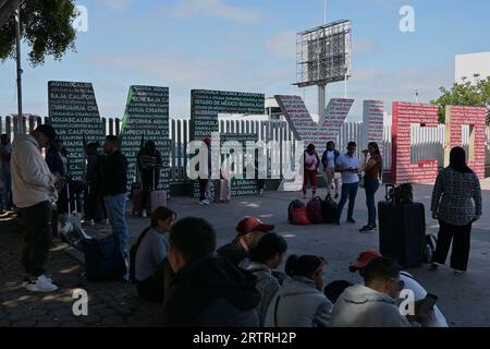 Tijuana, Baja California, Mexiko. September 2023. Der Grenzübergang Chaparral-PedWest ist am Donnerstag, den 14. September 2023, wieder geschlossen. Die PED West Crosswalk-Operationen werden vorübergehend ausgesetzt, damit die CBP-Offiziere die Einrichtungen nutzen können, um der Grenzpatrouille bei der Bearbeitung der großen Zahl von Flüchtlingen in den letzten Tagen in der Region Tijuana-San Diego zu helfen. Das Ziel ist es, so bald wie möglich wieder normal zu werden. Während der vorübergehenden Sperrung versprach die CBP, so viele Fahrspuren wie möglich an den Fußgängerübergängen PedEast San Ysidro und Otay Mesa offen zu halten, um die Reisenden zu bearbeiten, die Nor sind Stockfoto