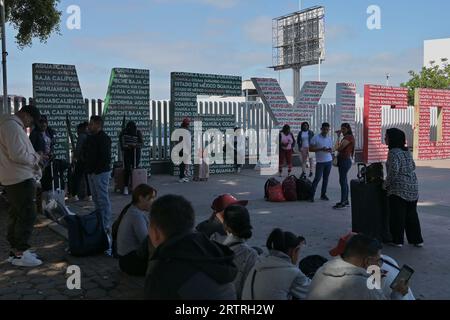 Tijuana, Baja California, Mexiko. September 2023. Der Grenzübergang Chaparral-PedWest ist am Donnerstag, den 14. September 2023, wieder geschlossen. Die PED West Crosswalk-Operationen werden vorübergehend ausgesetzt, damit die CBP-Offiziere die Einrichtungen nutzen können, um der Grenzpatrouille bei der Bearbeitung der großen Zahl von Flüchtlingen in den letzten Tagen in der Region Tijuana-San Diego zu helfen. Das Ziel ist es, so bald wie möglich wieder normal zu werden. Während der vorübergehenden Sperrung versprach die CBP, so viele Fahrspuren wie möglich an den Fußgängerübergängen PedEast San Ysidro und Otay Mesa offen zu halten, um die Reisenden zu bearbeiten, die Nor sind Stockfoto