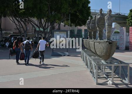 Tijuana, Baja California, Mexiko. September 2023. Der Grenzübergang Chaparral-PedWest ist am Donnerstag, den 14. September 2023, wieder geschlossen. Die PED West Crosswalk-Operationen werden vorübergehend ausgesetzt, damit die CBP-Offiziere die Einrichtungen nutzen können, um der Grenzpatrouille bei der Bearbeitung der großen Zahl von Flüchtlingen in den letzten Tagen in der Region Tijuana-San Diego zu helfen. Das Ziel ist es, so bald wie möglich wieder normal zu werden. Während der vorübergehenden Sperrung versprach die CBP, so viele Fahrspuren wie möglich an den Fußgängerübergängen PedEast San Ysidro und Otay Mesa offen zu halten, um die Reisenden zu bearbeiten, die Nor sind Stockfoto