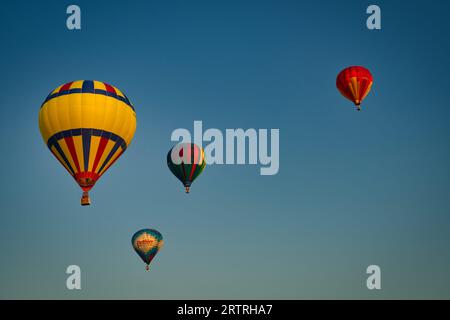 Vier Heißluftballons schweben in den blauen Himmel Stockfoto