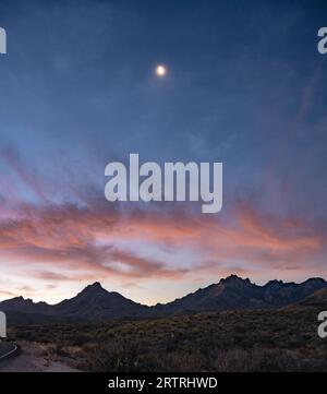 Nebelmond über den Chisos Mountains bei Sunrise in Big Bend Stockfoto