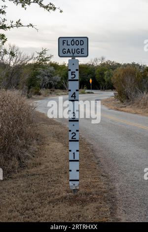 Flutanzeige steht hoch neben der Low Lay Road in West Texas Stockfoto