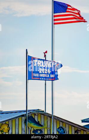 Eine Flagge von Trump 2024 fliegt neben einer amerikanischen Flagge an einem Pier am CODEN Beach, 11. September 2023, in CODEN, Alabama. Stockfoto