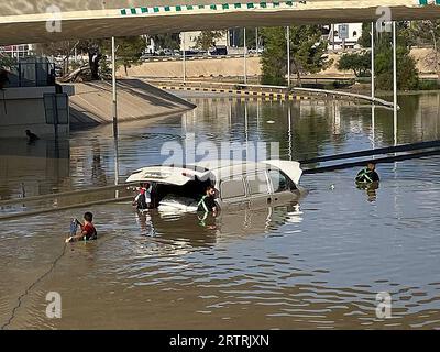 Ostlibyen, Libyen. September 2023. Libysche Mitglieder des Roten Halbmonds arbeiten an der Öffnung von Straßen, die an einem undefinierten Ort in Ostlibyen von Überschwemmungen durchdrungen sind, in einem Handout-Foto, das vom libyschen Roten Halbmond am 12. September 2023 zur Verfügung gestellt wurde. (Bild: © Libyan Red Crescent/ZUMA Press Wire) NUR REDAKTIONELLE VERWENDUNG! Nicht für kommerzielle ZWECKE! Stockfoto