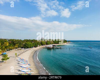 Senggigi Beach Luftlandschaft durch Drohne in Lombok, Indonesien. Beliebtes Strandgebiet in Lombok, Indonesien Stockfoto