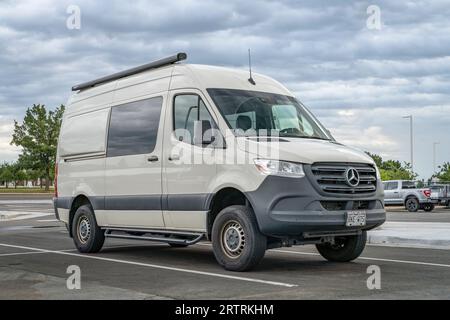 Loveland, CO, USA - 25. August 2023: Geländewagen auf Mercedes Sprinter Fahrgestell auf einem Parkplatz. Stockfoto