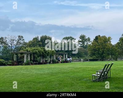 Die Pergola von Wave Hill. Auf dem großen Rasen. Gelände im Wave Hill Public Garden and Cultural Center, Riverdale, New York, USA. Stockfoto