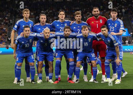 Mailand, Italien. September 2023. Italien, Mailand, 12. september 2023: Startaufstellung Italiens im Mittelfeld für Teamfotos und Matchpräsentation während des Fußballspiels Italien gegen die Ukraine, EUROPAMEISTERSCHAFT EURO2024 San Siro Stadion (Credit Image: © Fabrizio Andrea Bertani/Pacific Press via ZUMA Press Wire) NUR REDAKTIONELLE VERWENDUNG! Nicht für kommerzielle ZWECKE! Stockfoto