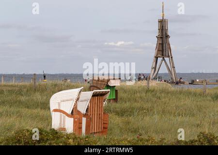 Liegestühle vor dem Kugelbake, historische Sehenswürdigkeit, Nordseeküste, Cuxhaven, Niedersachsen, Deutschland Stockfoto