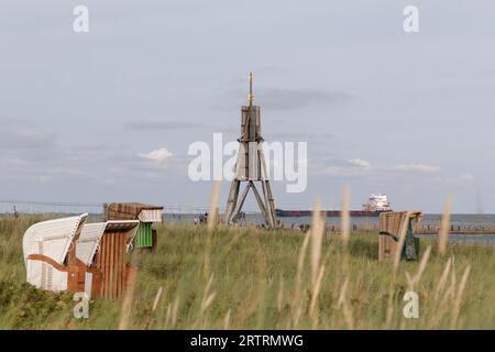 Liegestühle vor dem Kugelbake, historische Sehenswürdigkeit, Nordseeküste, Cuxhaven, Niedersachsen, Deutschland Stockfoto