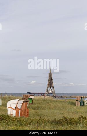 Liegestühle vor dem Kugelbake, historische Sehenswürdigkeit, Nordseeküste, Cuxhaven, Niedersachsen, Deutschland Stockfoto